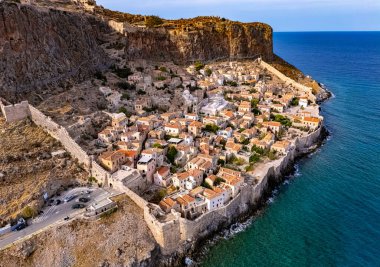 Yunanistan 'ın Laconia kentindeki Monemvasia kentinin havadan görünüşü.