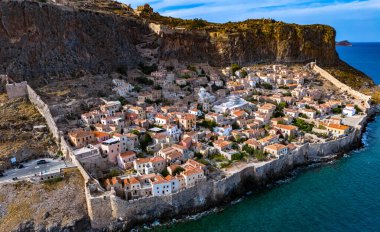Yunanistan 'ın Laconia kentindeki Monemvasia kentinin havadan görünüşü.