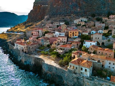 Yunanistan 'ın Laconia kentindeki Monemvasia kentinin havadan görünüşü.