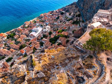 Yunanistan 'ın Laconia kentindeki Monemvasia kentinin havadan görünüşü.