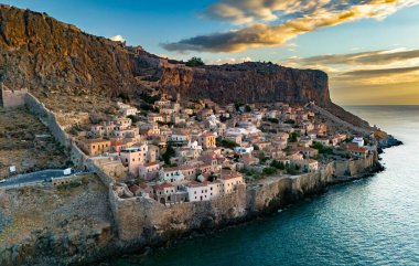 Yunanistan 'ın Laconia kentindeki Monemvasia kentinin havadan görünüşü.