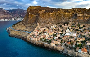 Yunanistan 'ın Laconia kentindeki Monemvasia kentinin havadan görünüşü.