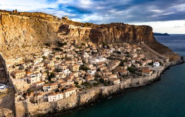 Yunanistan 'ın Laconia kentindeki Monemvasia kentinin havadan görünüşü.