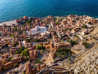 Yunanistan 'ın Laconia kentindeki Monemvasia kentinin havadan görünüşü.