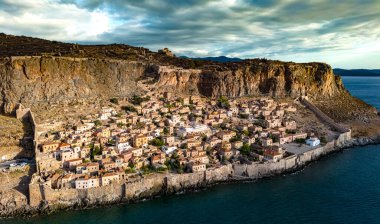 Yunanistan 'ın Laconia kentindeki Monemvasia kentinin havadan görünüşü.