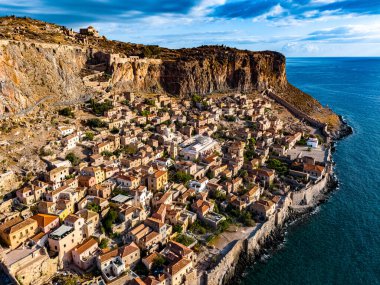 Yunanistan 'ın Laconia kentindeki Monemvasia kentinin havadan görünüşü.
