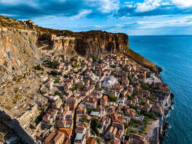 Yunanistan 'ın Laconia kentindeki Monemvasia kentinin havadan görünüşü.