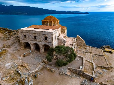 Yunanistan 'ın Laconia kentindeki Monemvasia kentinin havadan görünüşü.