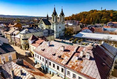 Polonya 'nın Bieszczady Dağları' ndaki Sanok şehrinin hava manzarası..