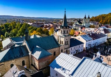 Polonya 'nın Bieszczady Dağları' ndaki Sanok şehrinin hava manzarası..