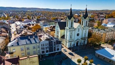 Polonya 'nın Bieszczady Dağları' ndaki Sanok şehrinin hava manzarası..