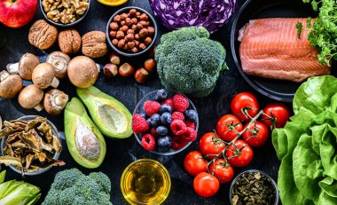 Anti-inflamatuar diyeti temsil eden gıdalar.