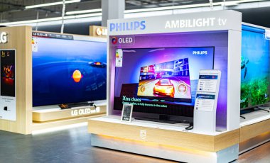 POZNAN, POL - 5 DEC 2024: Modern düz ekran TV bir elektronik mağazasında satışa sunuldu