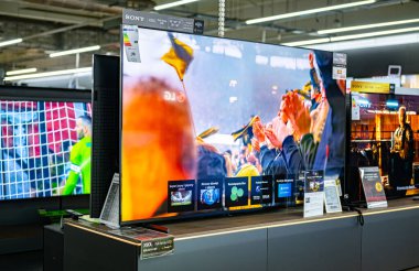 POZNAN, POL - 5 DEC 2024: Modern düz ekran TV bir elektronik mağazasında satışa sunuldu