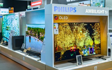 POZNAN, POL - 5 DEC 2024: Modern düz ekran TV bir elektronik mağazasında satışa sunuldu