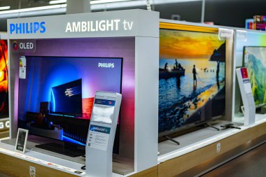 POZNAN, POL - 5 DEC 2024: Modern düz ekran TV bir elektronik mağazasında satışa sunuldu
