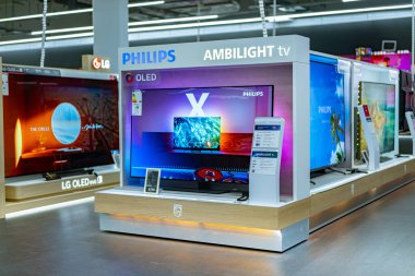 POZNAN, POL - 5 DEC 2024: Modern düz ekran TV bir elektronik mağazasında satışa sunuldu
