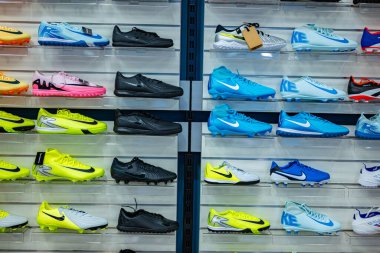 POZNAN, POL - 5 DEC 2024: Nike spor ayakkabıları bir mağazada satışa sunuldu.