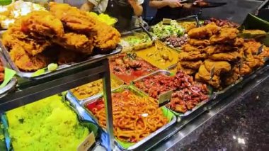 Singapur restoranında geleneksel Asya yemekleri satılıyor.