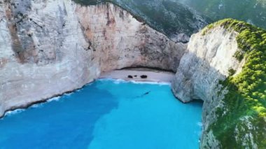 Yunanistan 'ın İyon Adaları' ndaki Zakynthos sahilindeki Navagio Plajı veya Batık Plajı