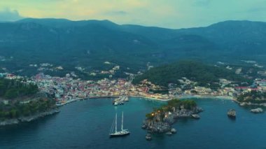Yunanistan 'ın Epirus kentindeki Preveza bölgesindeki Parga' nın hava manzarası
