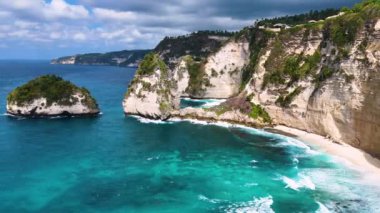 Endonezya 'daki Nusa Penida Adası' ndaki Elmas Plajı 'nın havadan görüntüsü