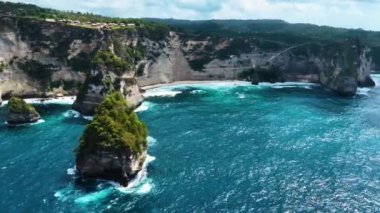 Endonezya 'daki Nusa Penida Adası' ndaki Elmas Plajı 'nın havadan görüntüsü