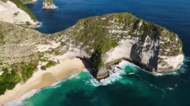 Endonezya 'daki Nusa Penida Adası' ndaki Kelingking Sahili 'nin havadan görünüşü
