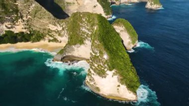 Endonezya 'daki Nusa Penida Adası' ndaki Kelingking Sahili 'nin havadan görünüşü