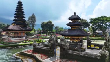 Endonezya, Bali, Bratan Gölü kıyısındaki Ulun Danu Beratan tapınağı.