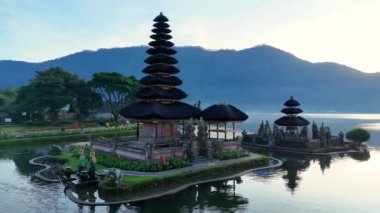 Endonezya, Bali, Bratan Gölü kıyısındaki Ulun Danu Beratan tapınağı.