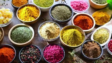 Baharatlar ve otlar.