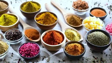 Baharatlar ve otlar.