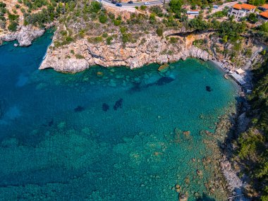 Kardamyli yakınlarındaki Kalamitsi köyündeki sahil manzaralı, Messenia Mani Yarımadası, Yunanistan.