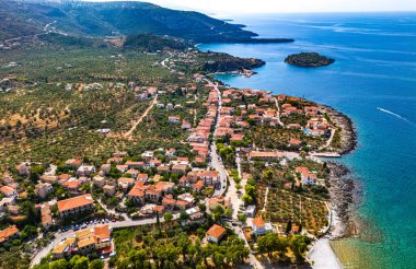 Yunanistan 'ın Mani Yarımadası' ndaki Kardamyli köyünün hava manzarası, Messenia.