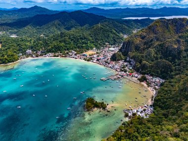 Filipinler 'in Palawan Adası' nın kuzeyindeki El Nido 'nun hava manzarası.