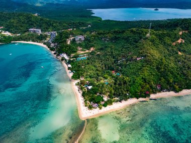 Filipinler 'in Palawan Adası' nın kuzeyindeki El Nido yakınlarında Las Cabanas Plajı
