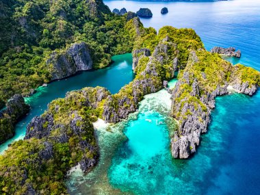 El Nido, Palawan, Filipinler yakınlarındaki Miniloc Adası 'nda Büyük Göl ve Küçük Göl.