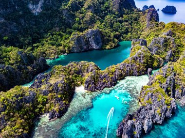 El Nido, Palawan, Filipinler yakınlarındaki Miniloc Adası 'nda Büyük Göl ve Küçük Göl.
