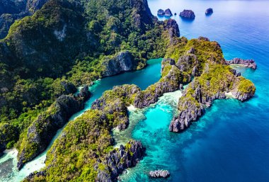 El Nido, Palawan, Filipinler yakınlarındaki Miniloc Adası 'nda Büyük Göl ve Küçük Göl.