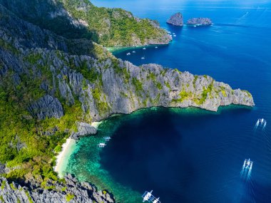 El Nido, Palawan, Filipinler yakınlarındaki Miniloc Adası 'ndaki gizli göl..