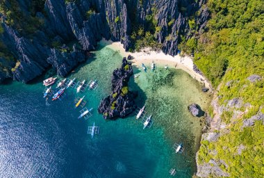 El Nido, Palawan, Filipinler yakınlarındaki Miniloc Adası 'ndaki gizli göl..