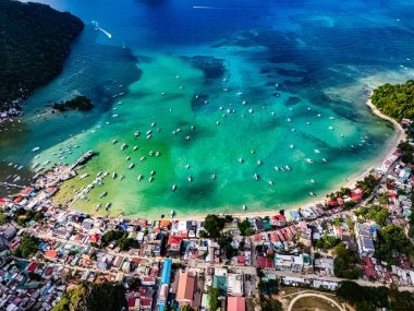 Filipinler 'in Palawan Adası' nın kuzeyindeki El Nido 'nun hava manzarası.