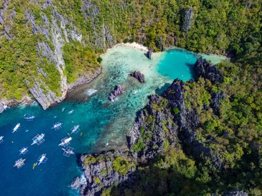 El Nido, Palawan, Filipinler yakınlarındaki Cadlao Adası 'ndaki Cadlao Gölü..