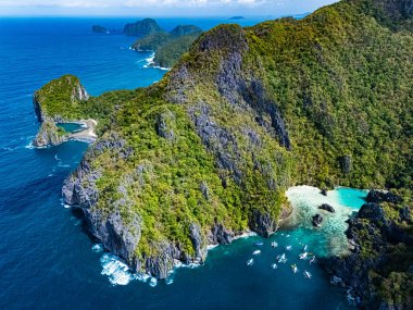 El Nido, Palawan, Filipinler yakınlarındaki Cadlao Adası 'ndaki Cadlao Gölü..