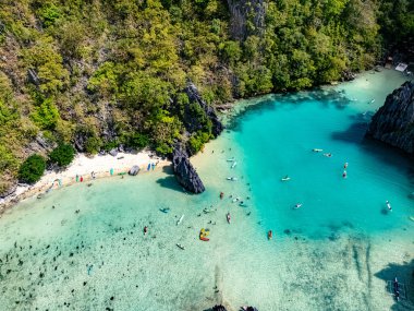 El Nido, Palawan, Filipinler yakınlarındaki Cadlao Adası 'ndaki Cadlao Gölü..