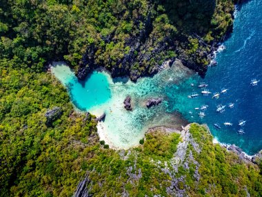 El Nido, Palawan, Filipinler yakınlarındaki Cadlao Adası 'ndaki Cadlao Gölü..