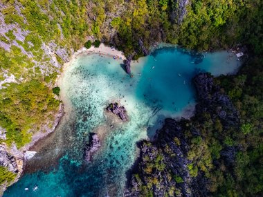 El Nido, Palawan, Filipinler yakınlarındaki Cadlao Adası 'ndaki Cadlao Gölü..