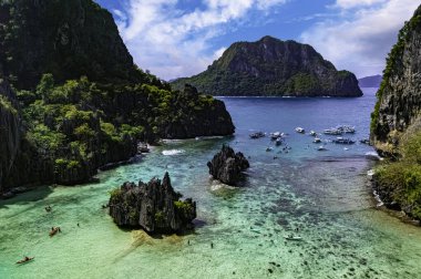 El Nido, Palawan, Filipinler yakınlarındaki Cadlao Adası 'ndaki Cadlao Gölü..