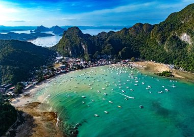 Filipinler 'in Palawan Adası' nın kuzeyindeki El Nido 'nun hava manzarası.